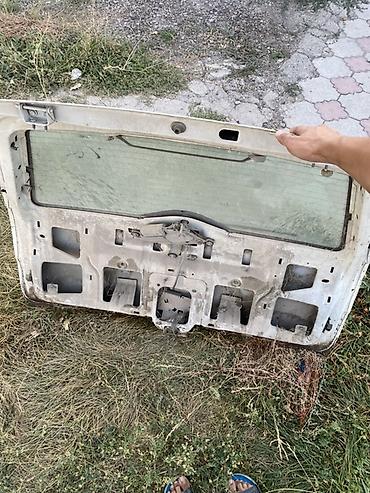 шторка на багаж: Крышка багажника Ford Mondeo (хэтчбек), белая. Стекло без трешин — 2