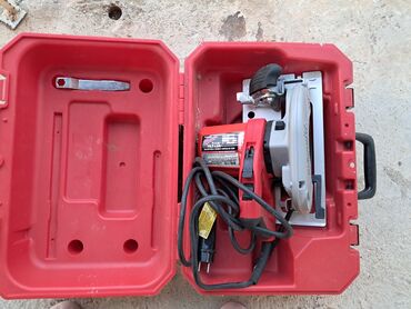 Setovi akumulatorskog alata: Milwaukee i DeWalt setovi alata u koferima 1) Milwaukee ručna kružna — 3