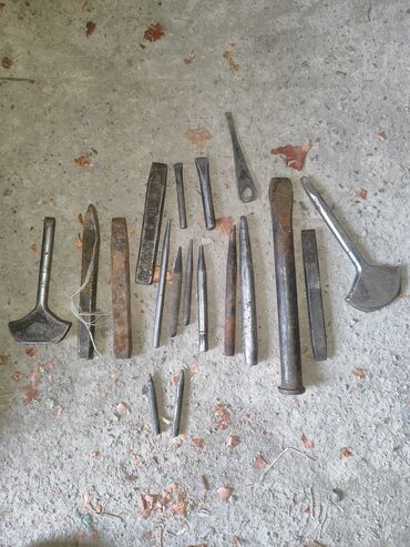 Наборы инструментов: Инструменты советские - молотки по 200 сом; ножницы по металлу большие — 4