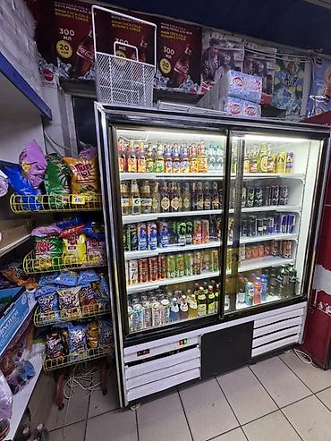 Двухдверный холодильный шкаф-витрина для магазинов и кафе. - Формат