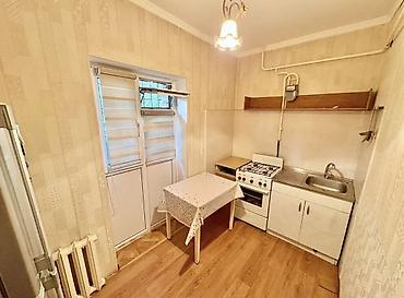 однушки 105 серии: 1 комната, 35 м², 105 серия, 1 этаж, Старый ремонт — 1