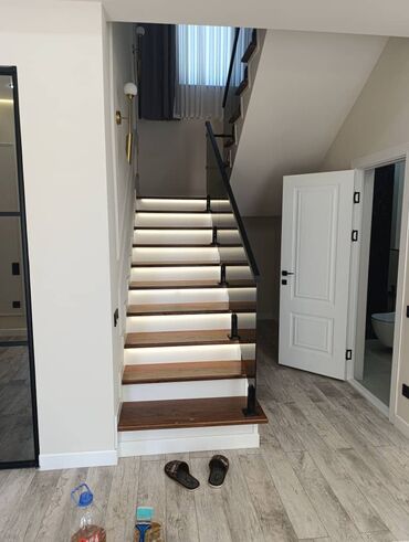 Деревянные лестницы: Деревянная лестница Для дома, Бесплатная консультация, Вид дерева: Грецский орех, Стиль: Хайтек — 3