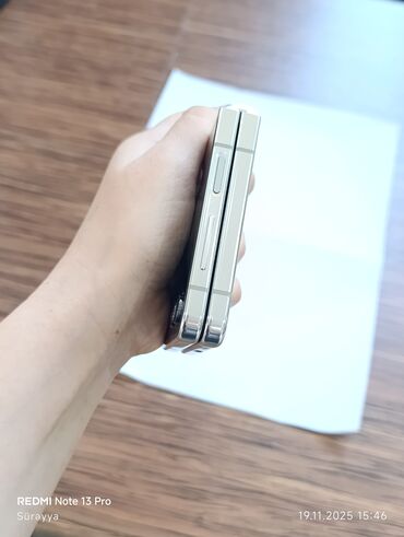 Digər mobil telefonlar: Qatlanan ağıllı telefon – kompakt “flip” dizayn - Korpus: metal — 2