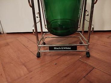 cipelarnik matis: Dekorativna zelena staklena boca flasa sa metalnim stalkom “Black — 8