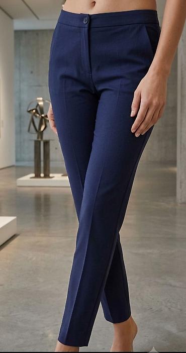 sjajne pantalone: Elegantne ženske pantalone – tamnoplave - Kroj: slim/straight sa — 1