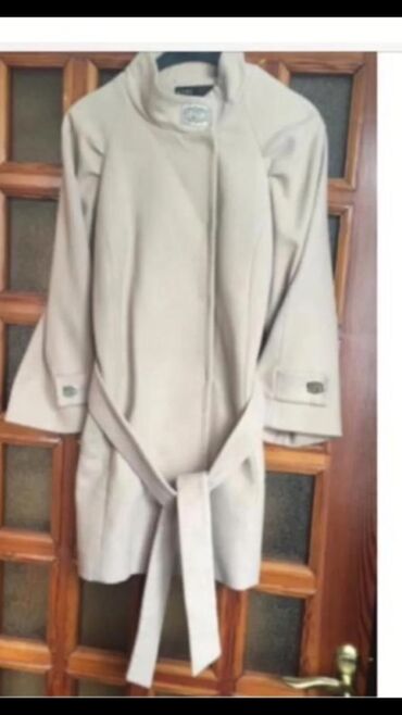 Dəstlər, kostyumlar: - Kəsmə naxışlı qədəh dəsti: 5 ədəd şüşə qədəh. Hər birinin üzərində — 10