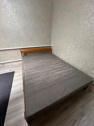 bunk bed: Двуспальная кровать с деревянным каркасом и изголовьем.(ИКЕА) ФИРМА — 1