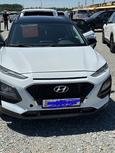автомобили хундай: Белый кроссовер Hyundai Kona с черной крышей и черными элементами