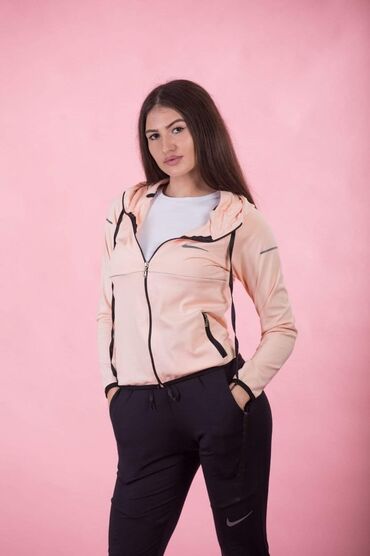 Gornji i donji deo: Zenske trenerke
S M L XL
3000 — 2