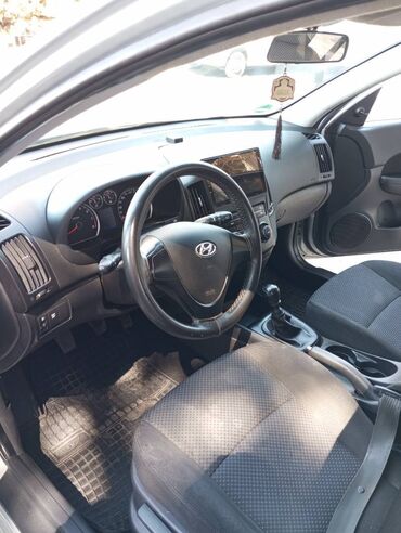 Su nəqliyyatı: Hyundai i30: 1.4 l | 2009 il Universal