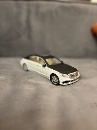 oyuncaq qabı: Mercedes-Maybach S 580 modeli

Zedesi cızığı yoxdur