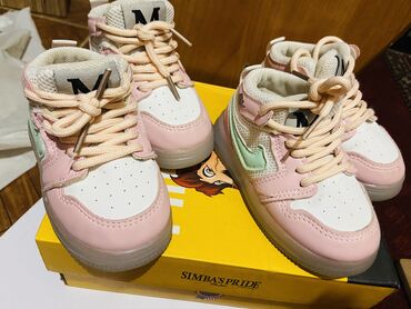осенняя обувь: Продаются детские кроссовки б\у Белые 22 размер Розовый 21 Типа