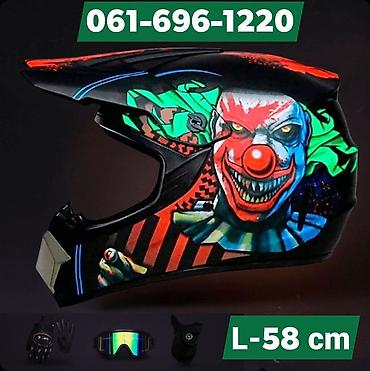 Moto kaciga sa integralnim dizajnom (full-face) sa grafikom strašnog