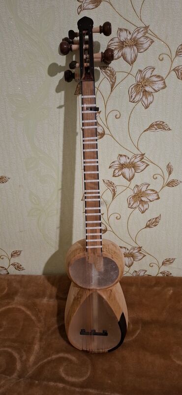 akustik gitara qiymetleri: Tar tut ağacındandır. orta tardır. Səslənməsi superdir. Çatı, sınığı