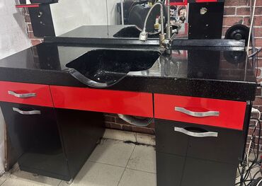 белый рабочий стол: Bərbərxana üçün yuyulma bölməsi və iş stolu qara mermerden tecili