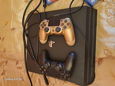 продаю холодильник бу: Sony PlayStation 4 Pro oyun konsolu, dörd oyun diski və iki pult ilə
