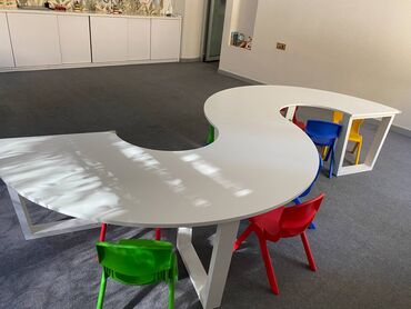 Ofis oturacaqları: Uzunluğu 3 metr, eni 70 sm olan ağ rəngli, S şəkilli masa. Arxasında 3