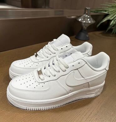 купить термо кроссовки найк: Белые кроссовки Nike с перфорацией на носке и по бокам. Модель имеет