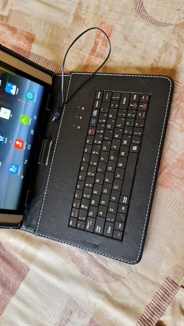 Tableti: Tablet sa futrolom i žičanom tastaturom - Android tablet dijagonale — 2