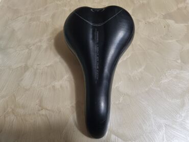 velosiped hissəsi: Qara rəngdə, rahat oturmağı təmin edən velosiped oturacağı. Forması