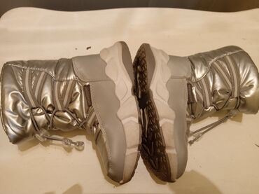 Čizme: Očuvane vodootporne, prijatne i tople čizmice za devojčice – broj 28 — 10