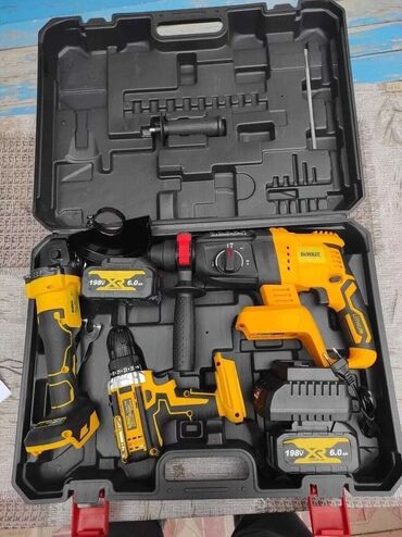 Drel dəstləri: DeWalt firmasının bir neçə alət dəsti. Dəstə müxtəlif başlıqları olan