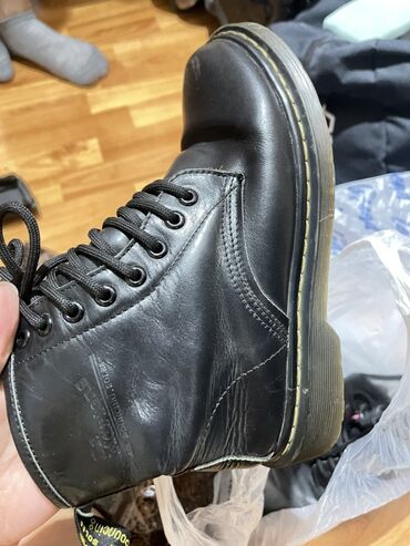 отдам даром монитор: Черные кожаные ботинки Dr. Martens. - Классическая модель с 8 парами