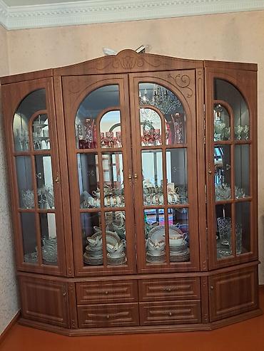 klasık uslubda konsol kamot: Qonaq otağı üçün klassik üslubda mebel dəsti. Dəstə böyük — 1