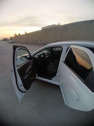 cobalt disk: Chevrolet Cobalt sedan – ağ rəng, kompakt və qənaətcil şəhər — 4
