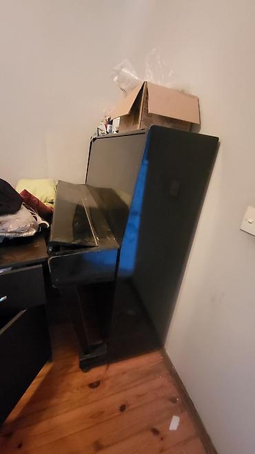 pianolar ucuz: Upright pianino – klassik qara rəngli, parlaq korpuslu model. Evdə — 2
