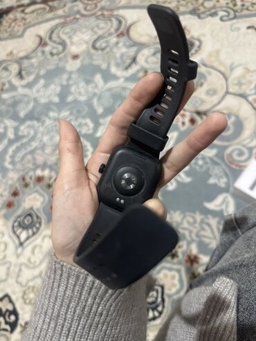 Другие смарт-часы: Смарт-часы с прямоугольным сенсорным дисплеем и черным силиконовым