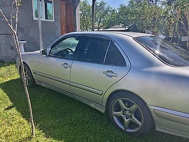 bmw e 38: Mercedes-Benz E-Class (W210) sedan - Kuzov: 4 qapılı sedan, gümüşü — 1