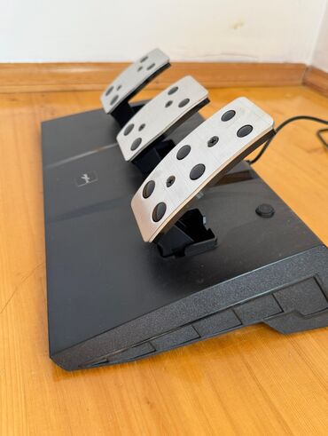 Xbox Series X: Simulyasiya oyunları üçün 3 pedallı set - 3 pedaldan ibarət quruluş