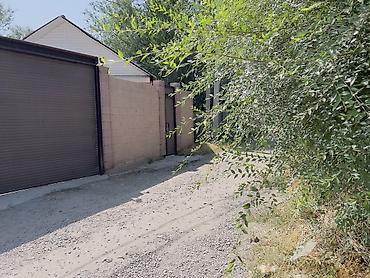 Продажа коттеджей и домов: Дом с участком и внутренним благоустройством. - Территория: забор по — 4