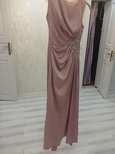 Uzun ziyafət/libas – toz-çəhrayı (dusty rose) rəngdə, qolsuz