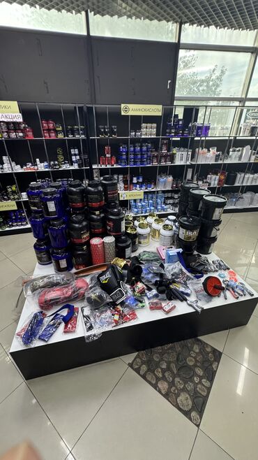 островок в торговом центре: Продаю торговое оборудование- полки (8штук), ресепшн, стол. По всем