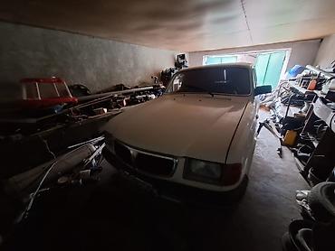 QAZ: GAZ Volga 3110, ağ rəng, sedan gövdə. Nömrə nişanı: 05-BD-556 (AZ) — 5