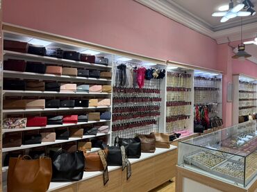 Çantalar: Satılır; yalnız mebellər içindəki setkalar və qarmaqlar. Vitrində olan — 1