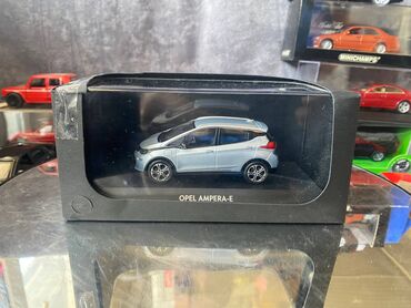 автомобильные парковки: Коллекционная модель Opel Ampera E Silver 2018 iScale Scale 1:43