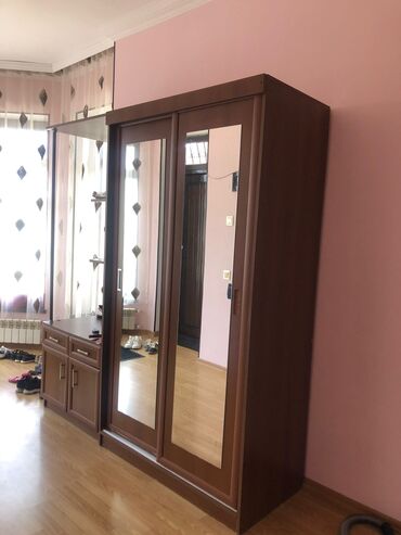 İnformatika: Kupe, 3 qapılı Düz dolab, Dəhliz dolabı