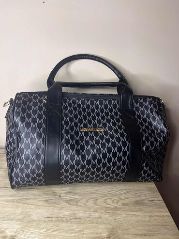 Torbe: Guess ❤️ Novčanik: Cena 1750 din. +ptt 📌 Torbica: Cena 2900 din +ptt 📌 — 12