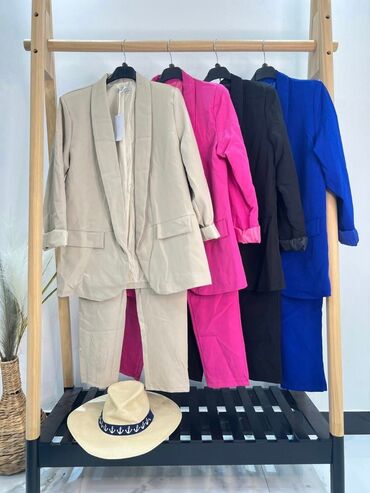 Kostimi: Najtraženiji kompleti sa postavom ponovo dostupni Velčine:36-42( do — 2