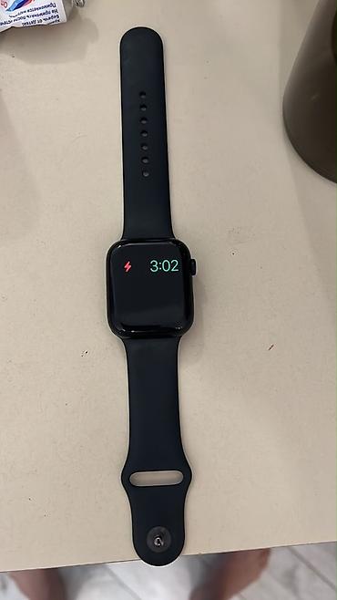 apple whatch 7: Apple Watch Series 5, 44 mm (GPS). Qara/alüminium korpus, qara silikon — 1