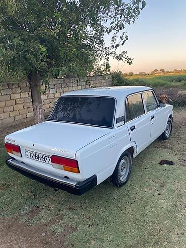 vaz on şuşə: VAZ 2107 “Jiquli” – sedan, ağ rəng.⁸ - Kuzov: 4 qapı, klassik künclü — 3