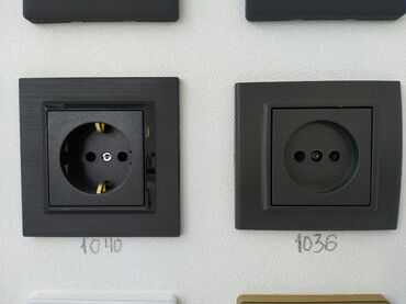 купить бу пластиковые окна: Qara rəngdə, kvadrat formalı elektrik rozetkaları. Bu rozetkalar