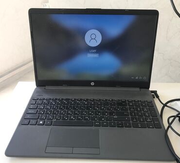Аксессуары для ПК: HP brendinin qara rəngli noutbuku. Geniş klaviatura rahat yazı yazmağa