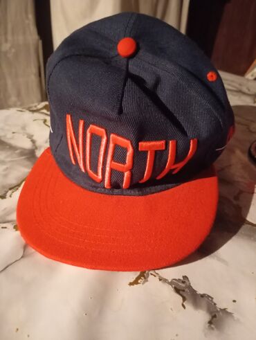 Куртки: (UniSex) Ön hissəsində "NORTH" yazısı, yan tərəfində "EAST", arxa