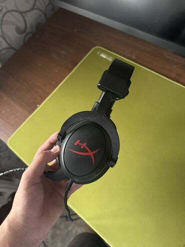 клавиатура компьютера: Проводная игровая гарнитура HyperX с микрофоном, предназначенная для