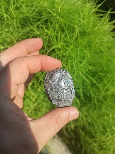 Digər kolleksiyalar: Təbii Galen daşı. Tamamilə təbii, emal olunmamış gümüşü-metalik — 11