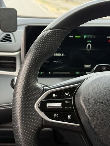 Другие автомобили: Электромобиль-кроссовер (компактный SUV), белый цвет кузова. Основные — 20